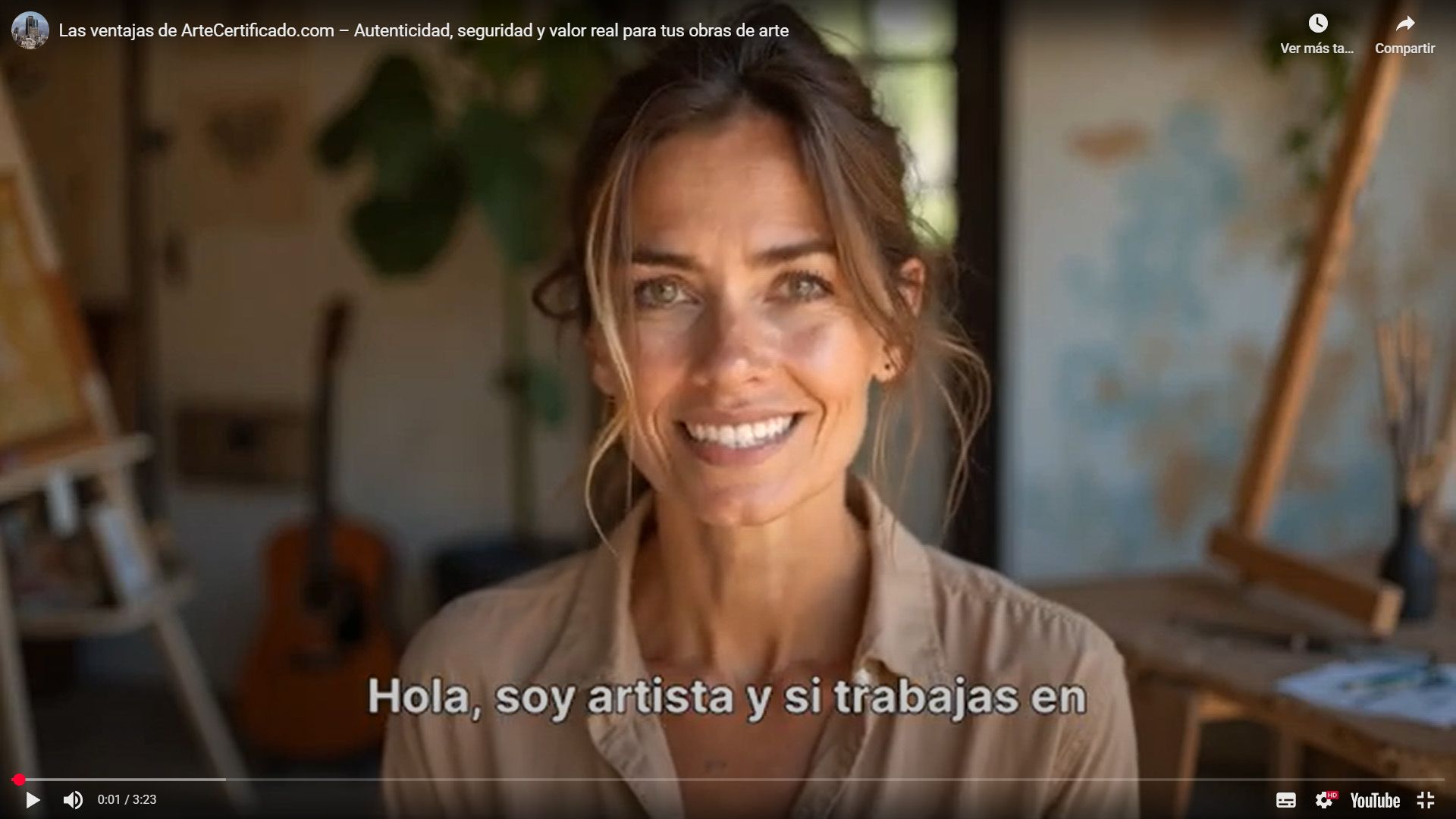 Artista mostrando ArteCertificado en el móvil junto a un lienzo inteligente 3.0 (chip NFC)